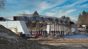 Budowa mostu na rzece Narew
